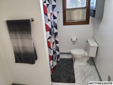 Great 3 bedroom, 1.5 bath split level home with an attached 2 on Linn Grove Country Club in Iowa - for sale on GolfHomes.com, golf home, golf lot