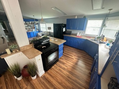 This well-loved 2-bedroom, 2-bathroom Palm Harbor home is being on Del Tura Golf and Country Club in Florida - for sale on GolfHomes.com, golf home, golf lot