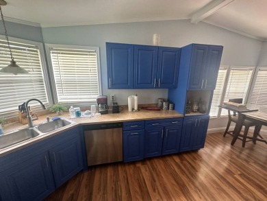 This well-loved 2-bedroom, 2-bathroom Palm Harbor home is being on Del Tura Golf and Country Club in Florida - for sale on GolfHomes.com, golf home, golf lot