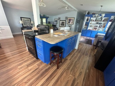 This well-loved 2-bedroom, 2-bathroom Palm Harbor home is being on Del Tura Golf and Country Club in Florida - for sale on GolfHomes.com, golf home, golf lot