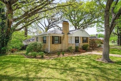 Cute three bedroom one bath brick home blocks from Stevens Park on Stevens Park Golf Course in Texas - for sale on GolfHomes.com, golf home, golf lot