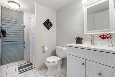 This Keauhou Akahi 2nd floor upgraded unit has beautiful views on Kona Country Club Golf Course in Hawaii - for sale on GolfHomes.com, golf home, golf lot