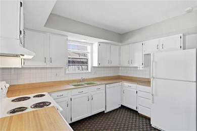 Charming Updated Townhouse in Peaceful Golf Course Community on River Oaks Golf Course in Missouri - for sale on GolfHomes.com, golf home, golf lot