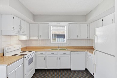 Charming Updated Townhouse in Peaceful Golf Course Community on River Oaks Golf Course in Missouri - for sale on GolfHomes.com, golf home, golf lot