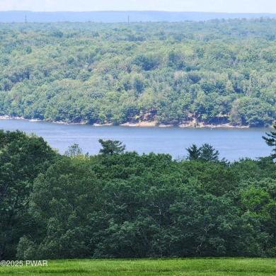 MOTIVATED SELLERS Ready to build? Look no further. This lot is on Paupack Hills Golf and Country Club in Pennsylvania - for sale on GolfHomes.com, golf home, golf lot