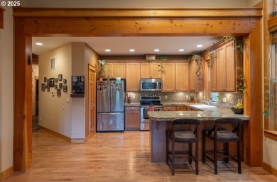 Lovely townhouse right on the fairway of Foxglove at the Resort on  in Oregon - for sale on GolfHomes.com, golf home, golf lot