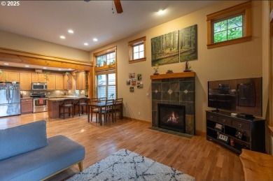 Lovely townhouse right on the fairway of Foxglove at the Resort on  in Oregon - for sale on GolfHomes.com, golf home, golf lot