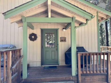 This beautifully maintained cabin features a spacious open floor on Lake Almanor Country Club in California - for sale on GolfHomes.com, golf home, golf lot