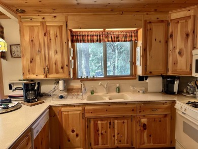 This beautifully maintained cabin features a spacious open floor on Lake Almanor Country Club in California - for sale on GolfHomes.com, golf home, golf lot