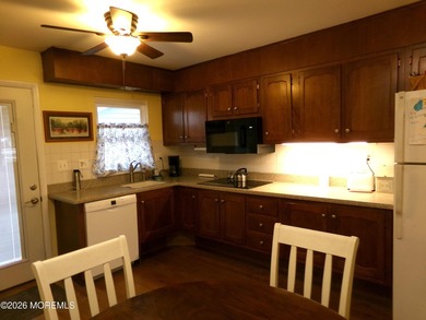 Popular Baronet model in need of a new owner. This nicely on Greenbriar Woodlands in New Jersey - for sale on GolfHomes.com, golf home, golf lot