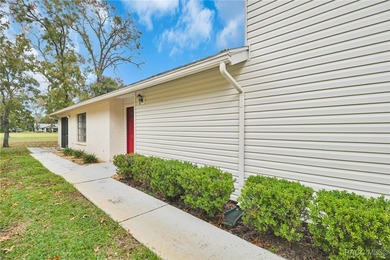 Spacious 2 bedroom 2 bath detached villa *on the golf course*! on Sugarmill Woods Golf and Country Club in Florida - for sale on GolfHomes.com, golf home, golf lot