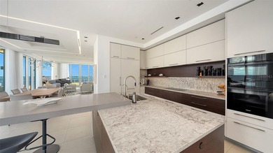 Drop dead gorgeous PENTHOUSE level condominium recently and on Links on Longboat Golf Club in Florida - for sale on GolfHomes.com, golf home, golf lot