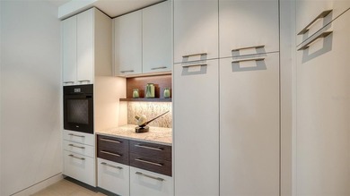 Drop dead gorgeous PENTHOUSE level condominium recently and on Links on Longboat Golf Club in Florida - for sale on GolfHomes.com, golf home, golf lot