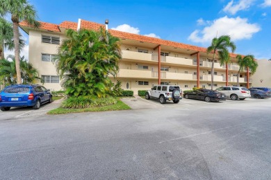 Move-in perfect condo boasts 2 bedrooms and 2 bathrooms on Hollybrook Golf and Tennis Club  in Florida - for sale on GolfHomes.com, golf home, golf lot