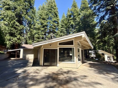 Charming Lake Almanor Country Club retreat on a spacious on Lake Almanor Country Club in California - for sale on GolfHomes.com, golf home, golf lot