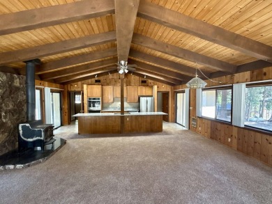 Charming Lake Almanor Country Club retreat on a spacious on Lake Almanor Country Club in California - for sale on GolfHomes.com, golf home, golf lot