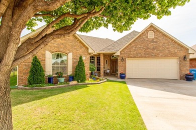 Gorgeous and inviting home located in golf course community!!! on Pheasant Run in Oklahoma - for sale on GolfHomes.com, golf home, golf lot