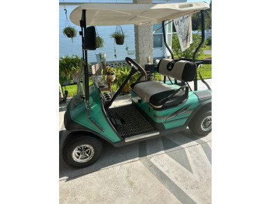 This charming 1996 2-bedroom Palm Harbor home is a must-see! on Schalamar Creek Golf and Country Club in Florida - for sale on GolfHomes.com, golf home, golf lot