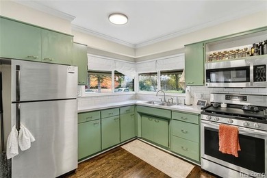 Enjoy a beautiful blend of comfort and character with this on Kearsley Lake Golf Course in Michigan - for sale on GolfHomes.com, golf home, golf lot