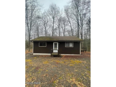 YOUR AFFORDABLE HIDEAWAY IN THE HIDEOUT AWAITS.  This 2 bed 1 on The Hideout Golf in Pennsylvania - for sale on GolfHomes.com, golf home, golf lot