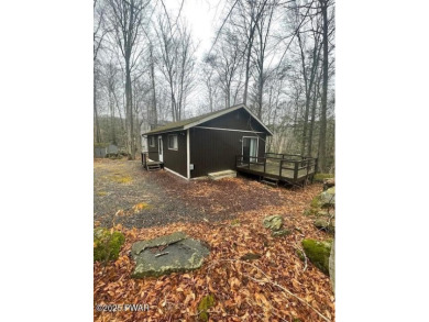 YOUR AFFORDABLE HIDEAWAY IN THE HIDEOUT AWAITS.  This 2 bed 1 on The Hideout Golf in Pennsylvania - for sale on GolfHomes.com, golf home, golf lot