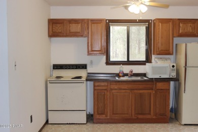 YOUR AFFORDABLE HIDEAWAY IN THE HIDEOUT AWAITS.  This 2 bed 1 on The Hideout Golf in Pennsylvania - for sale on GolfHomes.com, golf home, golf lot