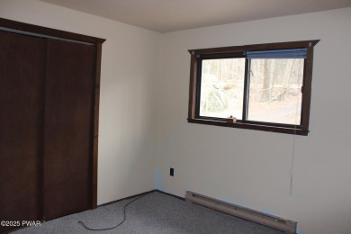 YOUR AFFORDABLE HIDEAWAY IN THE HIDEOUT AWAITS.  This 2 bed 1 on The Hideout Golf in Pennsylvania - for sale on GolfHomes.com, golf home, golf lot