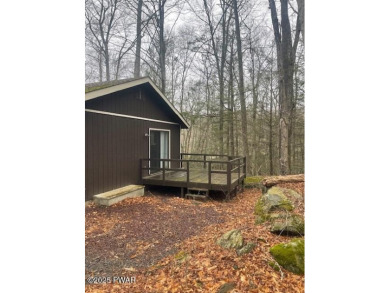 YOUR AFFORDABLE HIDEAWAY IN THE HIDEOUT AWAITS.  This 2 bed 1 on The Hideout Golf in Pennsylvania - for sale on GolfHomes.com, golf home, golf lot