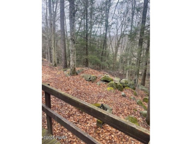 YOUR AFFORDABLE HIDEAWAY IN THE HIDEOUT AWAITS.  This 2 bed 1 on The Hideout Golf in Pennsylvania - for sale on GolfHomes.com, golf home, golf lot
