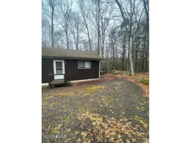 YOUR AFFORDABLE HIDEAWAY IN THE HIDEOUT AWAITS.  This 2 bed 1 on The Hideout Golf in Pennsylvania - for sale on GolfHomes.com, golf home, golf lot