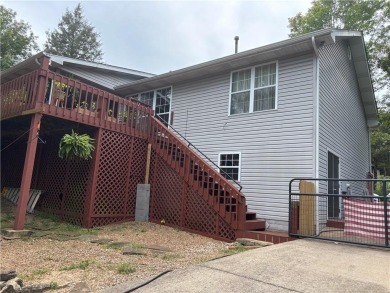 This beautifully updated and maintained 3-bedroom, 2  1/2  -bath on Holiday Island Executive Golf Course in Arkansas - for sale on GolfHomes.com, golf home, golf lot