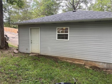 This beautifully updated and maintained 3-bedroom, 2  1/2  -bath on Holiday Island Executive Golf Course in Arkansas - for sale on GolfHomes.com, golf home, golf lot