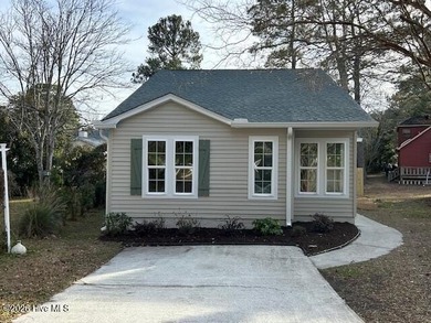 Charming cottage with 11 foot ceilings, bright and airy with a on Pearl Golf Links in North Carolina - for sale on GolfHomes.com, golf home, golf lot