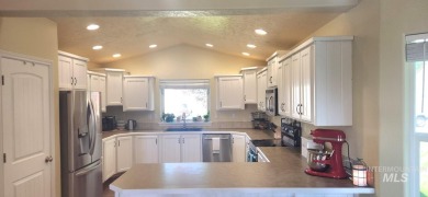 Minutes from the lake & golf course, this home meets ALL your on Hunters Point Golf Club in Idaho - for sale on GolfHomes.com, golf home, golf lot