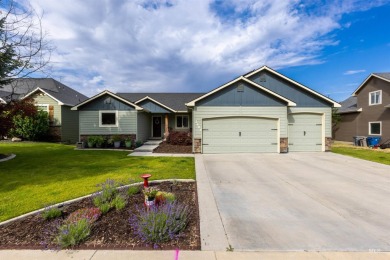 Minutes from the lake & golf course, this home meets ALL your on Hunters Point Golf Club in Idaho - for sale on GolfHomes.com, golf home, golf lot