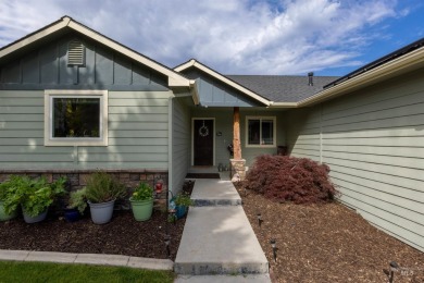 Minutes from the lake & golf course, this home meets ALL your on Hunters Point Golf Club in Idaho - for sale on GolfHomes.com, golf home, golf lot