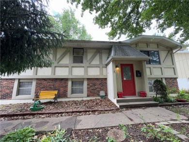 Great 3bed/2bath house backing up to a now closed golf course on River Oaks Golf Course in Missouri - for sale on GolfHomes.com, golf home, golf lot