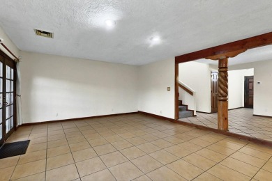 Well maintained Northeast Heights townhome on a low traffic on Arroyo Del Oso Golf Course in New Mexico - for sale on GolfHomes.com, golf home, golf lot