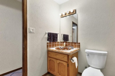 Well maintained Northeast Heights townhome on a low traffic on Arroyo Del Oso Golf Course in New Mexico - for sale on GolfHomes.com, golf home, golf lot