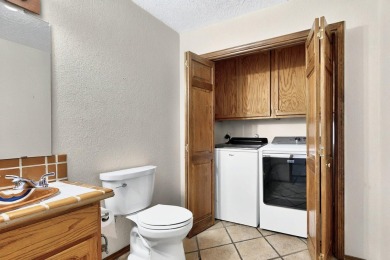 Well maintained Northeast Heights townhome on a low traffic on Arroyo Del Oso Golf Course in New Mexico - for sale on GolfHomes.com, golf home, golf lot