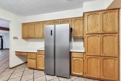 Well maintained Northeast Heights townhome on a low traffic on Arroyo Del Oso Golf Course in New Mexico - for sale on GolfHomes.com, golf home, golf lot