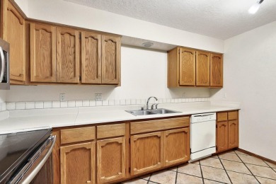 Well maintained Northeast Heights townhome on a low traffic on Arroyo Del Oso Golf Course in New Mexico - for sale on GolfHomes.com, golf home, golf lot