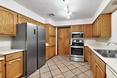 Well maintained Northeast Heights townhome on a low traffic on Arroyo Del Oso Golf Course in New Mexico - for sale on GolfHomes.com, golf home, golf lot