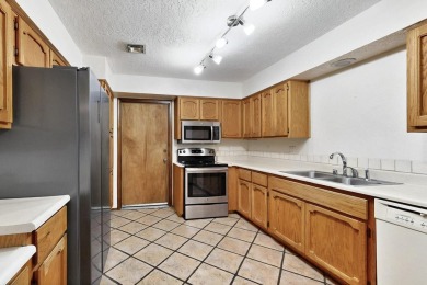 Well maintained Northeast Heights townhome on a low traffic on Arroyo Del Oso Golf Course in New Mexico - for sale on GolfHomes.com, golf home, golf lot