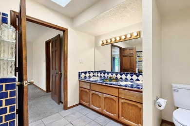 Well maintained Northeast Heights townhome on a low traffic on Arroyo Del Oso Golf Course in New Mexico - for sale on GolfHomes.com, golf home, golf lot