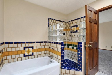 Well maintained Northeast Heights townhome on a low traffic on Arroyo Del Oso Golf Course in New Mexico - for sale on GolfHomes.com, golf home, golf lot