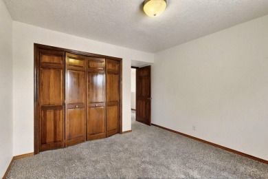 Well maintained Northeast Heights townhome on a low traffic on Arroyo Del Oso Golf Course in New Mexico - for sale on GolfHomes.com, golf home, golf lot