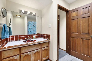 Well maintained Northeast Heights townhome on a low traffic on Arroyo Del Oso Golf Course in New Mexico - for sale on GolfHomes.com, golf home, golf lot