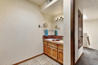 Well maintained Northeast Heights townhome on a low traffic on Arroyo Del Oso Golf Course in New Mexico - for sale on GolfHomes.com, golf home, golf lot