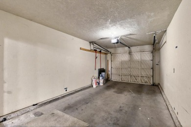 Well maintained Northeast Heights townhome on a low traffic on Arroyo Del Oso Golf Course in New Mexico - for sale on GolfHomes.com, golf home, golf lot